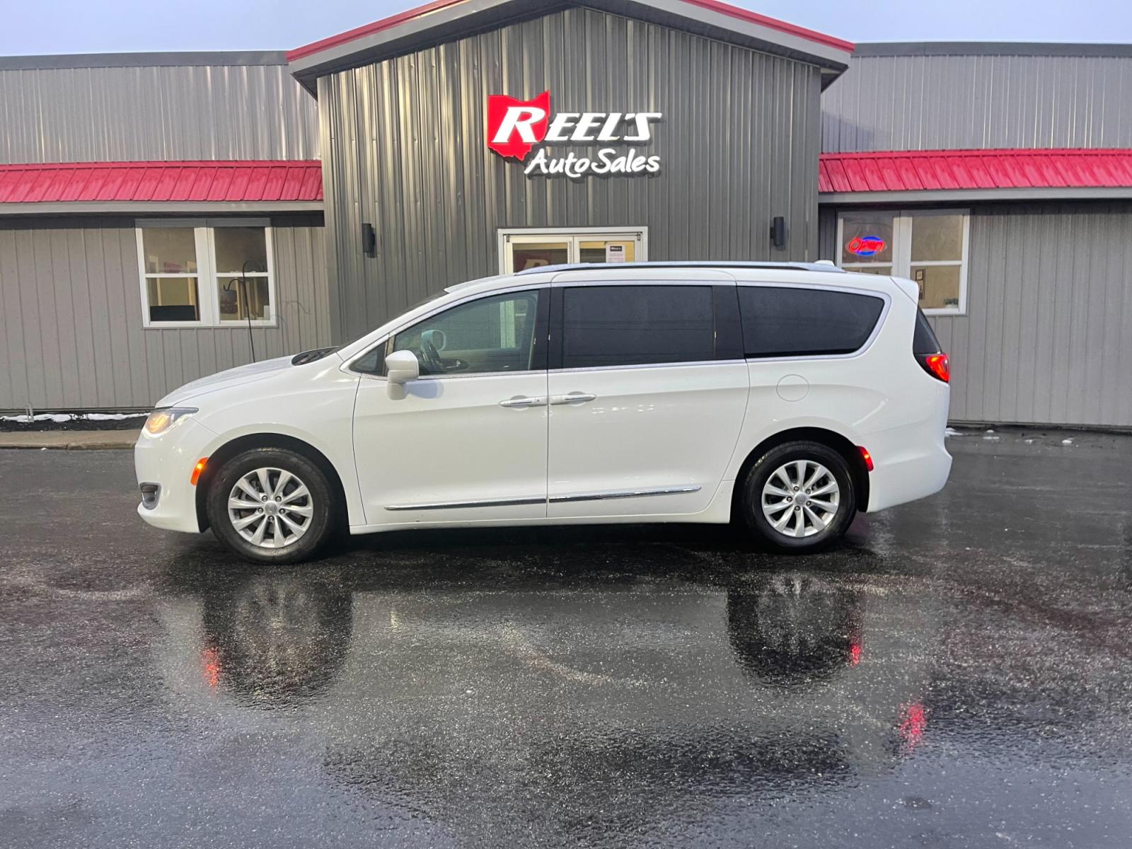2018 White /Black Chrysler Pacifica Touring-L Plus (2C4RC1EG0JR) with an 3.6L V6 DOHC 24V engine, 9A transmission, located at 11115 Chardon Rd. , Chardon, OH, 44024, (440) 214-9705, 41.580246, -81.241943 - This 2018 Chrysler Pacifica Touring L Plus is a well-equipped minivan, boasting a single-owner history and a clean accident record. It features a capable 3.6L Pentastar V6 engine complemented by a 9-speed automatic transmission with start-stop technology to enhance fuel efficiency. The interior is a - Photo #12